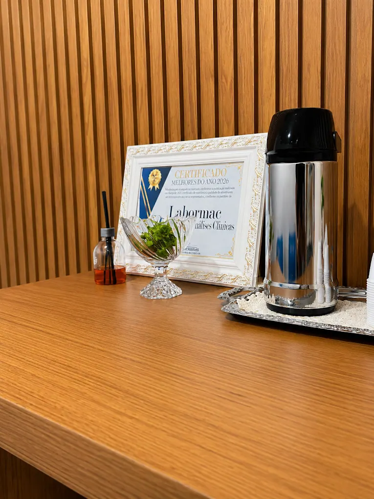 Espaço de acolhimento da Labormac com café e certificado
