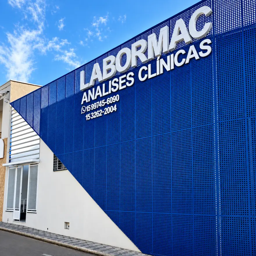 Fachada da Labormac em Porto Feliz: painel azul perfurado com o letreiro Labormac Análises Clínicas.