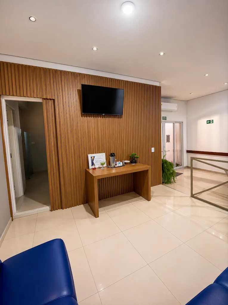 Recepção clara da Labormac com acabamento em madeira