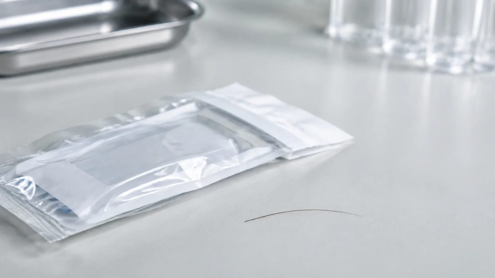 Kit lacrado e mecha de cabelo representando exame toxicológico de larga janela